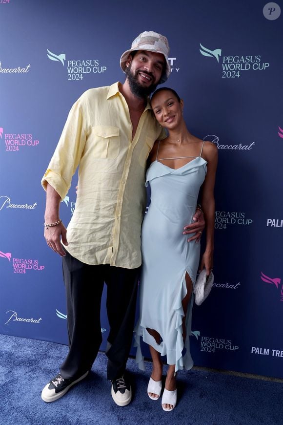 Joakim Noah et sa femme Lais Ribeiro - Hallandale, FL  - Celebrities at the 2024 Pegasus World Cup at Gulfstream Park in Hallandale, Florida.