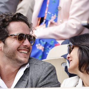 Florence Foresti et son compagnon Alexandre Kominek - People dans les tribunes lors des Internationaux de France de Tennis de Roland Garros 2022 à Paris le 29 mai 2022. © Cyril Moreau/Bestimage