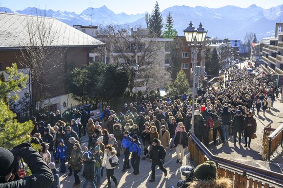 Les familles dévastées des victimes tuées dans l'horrible incendie du Nouvel An dans un bar de la station de ski suisse se sont rassemblées à Crans-Montana pour une messe commémorative le dimanche 4 janvier 2026. Après la messe, les proches des victimes de l'incendie du bar Le Constellation faisaient partie des plus de 2 000 personnes en deuil qui ont participé à une marche délibérément silencieuse dans les rues de la station de ski suisse. Ils ont pris part à la marche émotionnelle jusqu'au lieu de la tragédie, qui a fait au moins 40 morts et 119 blessés, où ils ont déposé des fleurs et des bougies dans un sanctuaire en pleine expansion à l'extérieur du bar. © Tim Merry/MirrorPix/Bestimage