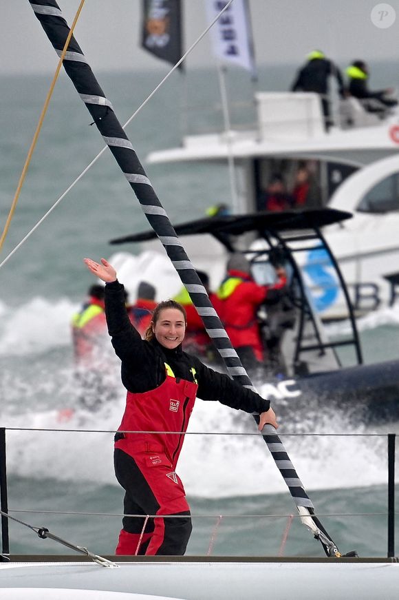 La skipper française Violette Dorange célèbre sur son monocoque Imoca Devenir sa 25e place dans la 10e édition du Vendée Globe, course à la voile en monocoque autour du monde, aux Sables-d'Olonne, dans l'ouest de la France, le 9 février 2025. Photo par Franck Castel/ABACAPRESS.COM