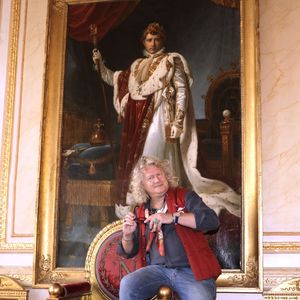 Mise à prix 8 millions d’euros, pour rembourser les 9,4 millions que Pierre-Jean Chalençon doit à sa banque", peut-on lire dans le quotidien.

Exclusif - Rendez-vous avec Pierre-Jean Chalençon au Palais Vivienne à Paris. Le 11 octobre 2023
© Cédric Perrin / Bestimage