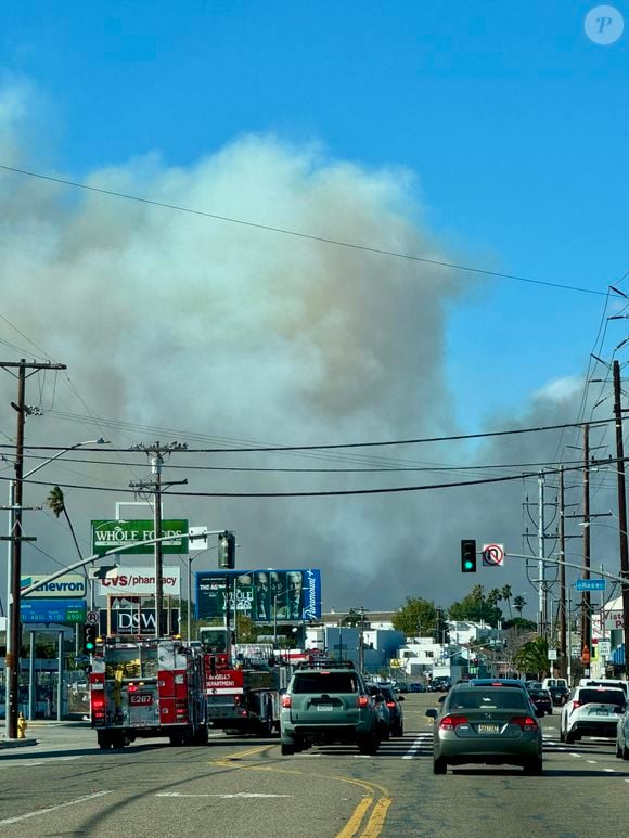 L'incendie de Pacific Palisades brûle à Los Angeles. Il pourrait s'agir de la pire catastrophe de l'histoire de l'Etat de Californie. Un énorme panache de fumée est visible derrière l'aéroport LAX, les résidents inquiets observent à distance, deux avions de lutte contre les incendies Super Scooper recueillent de l'eau dans l'océan Pacifique pour la déverser sur le feu.