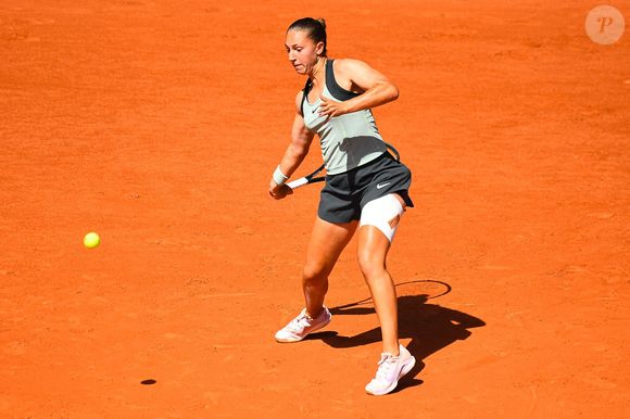 L'entraîneure de Diane Parry a révélé sur RMC Sport que la Française, dont le Airbnb n'était réservé que pour la première semaine, a dû changer plusieurs fois d'organisation.

Diane Parry (FRA) lors des internationaux de France de Tennis de Roland Garros 2026, à Paris, France, le 30 mai 2026. © Baptiste Autissier/Psnewz/Bestimage