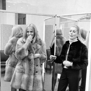 A Paris, Françoise Dorléac et sa sœur Catherine Deneuve, le 8 mars 1967. © Michel Ristroph via Bestimage