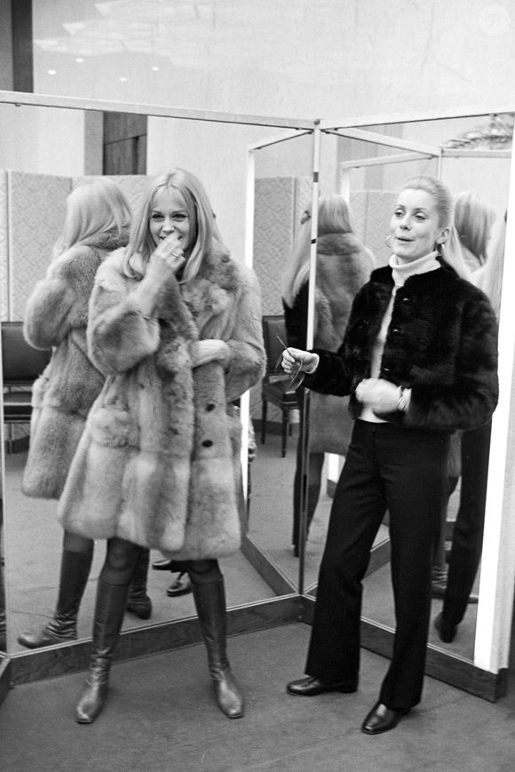 A Paris, Françoise Dorléac et sa sœur Catherine Deneuve, le 8 mars 1967. © Michel Ristroph via Bestimage