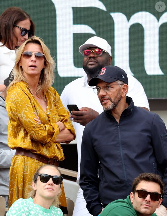 Roschdy Zem et sa compagne Sarah Lavoine en tribunes des Internationaux de France de tennis de Roland Garros 2023 à Paris le 11 juin 2023. © Jacovides-Moreau/Bestimage