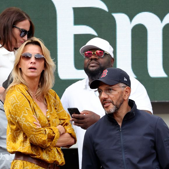 Roschdy Zem et sa compagne Sarah Lavoine en tribunes des Internationaux de France de tennis de Roland Garros 2023 à Paris le 11 juin 2023. © Jacovides-Moreau/Bestimage