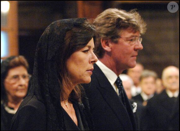 Ernst August de Hanovre serait arrivé à la clinique madrilène en fauteuil roulant

La princesse Caroline de Hanovre et le prince Ernst Auguste Hanovre lors de la messe commémorative du premier anniversaire de la mort de la Prince Rainier de Monaco, en 2006. POOL / BESTIMAGE