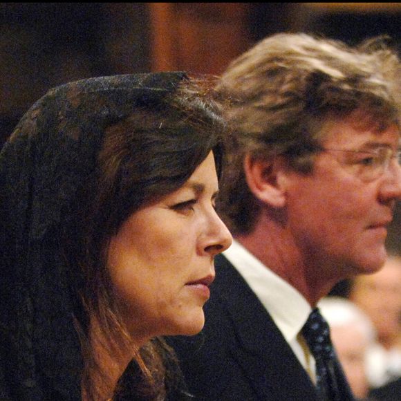 Ernst August de Hanovre serait arrivé à la clinique madrilène en fauteuil roulant

La princesse Caroline de Hanovre et le prince Ernst Auguste Hanovre lors de la messe commémorative du premier anniversaire de la mort de la Prince Rainier de Monaco, en 2006. POOL / BESTIMAGE