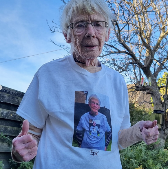 Son héritage continuera de vivre à travers celles et ceux qu’elle a encouragés à oser, à tout âge, et à se sentir moins seuls grâce à sa présence en ligne.

La tiktokeuse connue sous le pseudonyme d'Epic gamer grandma est morte à l'âge de 78 ans, le 21 décembre 2025 via Instagram @epicgamergrandma