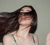 Les traits du visage peuvent paraître plus marqués et moins doux.