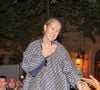 Des millions de fans tentent d’obtenir une place…

Celine Dion en tenue Dior crée un mouvement de foule en sortant par le toit de sa voiture de son hôtel à Paris, suivie par ses fans, New York City, NY, USA le 25 juillet 2024. Photo by Splash News/Abacapress.com