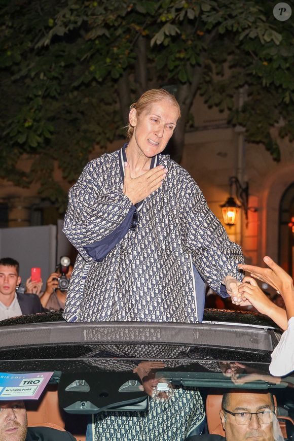 Des millions de fans tentent d’obtenir une place…

Celine Dion en tenue Dior crée un mouvement de foule en sortant par le toit de sa voiture de son hôtel à Paris, suivie par ses fans, New York City, NY, USA le 25 juillet 2024. Photo by Splash News/Abacapress.com