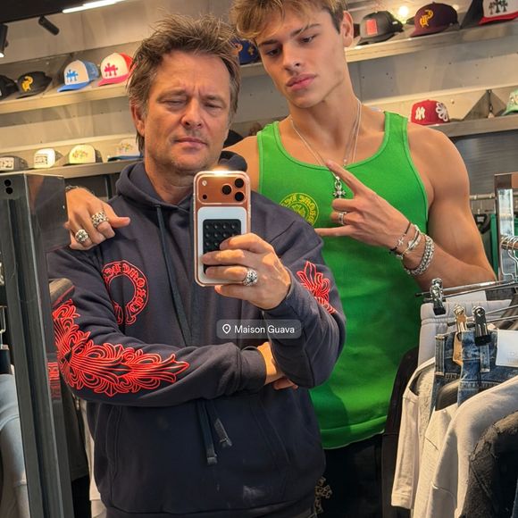 David Hallyday avec son fils Cameron Smet dans une boutique à Paris. Capture d'écran Instagram