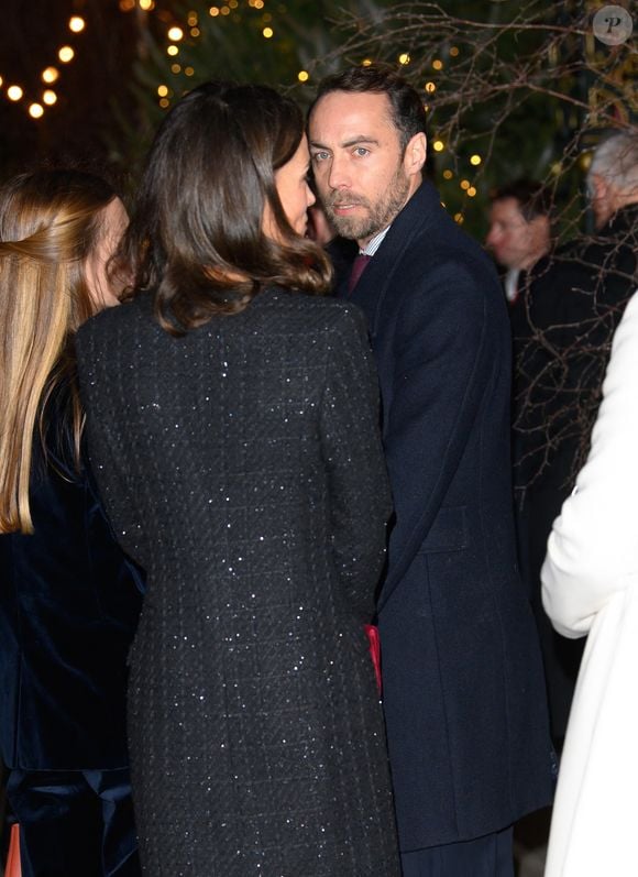 Son look était composé d'une veste et d'un pantalon en velours marine, d'un gilet, d'une chemise et de ballerines vernies de couleur burgundy. 

La famille royale d'Angleterre assiste à la messe "Together At Christmas Carol" à l'abbaye de Westminster à Londres, Royaume-Uni le 6 Décembre, 2024