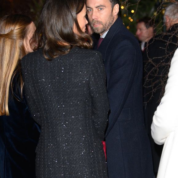 Son look était composé d'une veste et d'un pantalon en velours marine, d'un gilet, d'une chemise et de ballerines vernies de couleur burgundy. 

La famille royale d'Angleterre assiste à la messe "Together At Christmas Carol" à l'abbaye de Westminster à Londres, Royaume-Uni le 6 Décembre, 2024