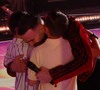 Il s'est alors empressé de les prendre dans ses bras
Adil Rami et ses jumeaux dans "Danse avec les stars", capture d'écran TF1