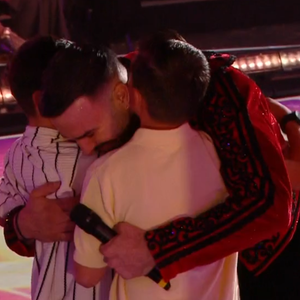 Il s'est alors empressé de les prendre dans ses bras

Adil Rami et ses jumeaux dans "Danse avec les stars", capture d'écran TF1