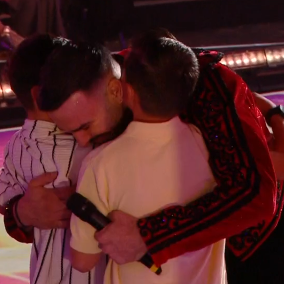 Il s'est alors empressé de les prendre dans ses bras

Adil Rami et ses jumeaux dans "Danse avec les stars", capture d'écran TF1