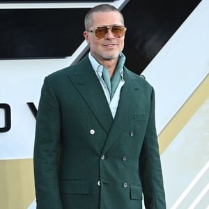 Surfant sur le succès du film, nos confrères de Beinsport Asia ont questionné Carlos Sainz, célèbre pilote espagnol de Formule 1, au sujet de l'une des déclarations de Brad Pitt. 

Brad Pitt et sa compagne Ines De Ramon à la sortie de la première du film "F1" au Cineworld de Leicester Square à Londres, le 23 juin 2025. @Backgrid UK/ Bestimage