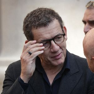 Thierry B., 36 ans, est accusé d’avoir escroqué l’acteur Dany Boon pour un montant estimé à 4,5 millions d’euros. 

Dany Boon en partance pour la cérémonie d'enterrement de l'acteur français Michel Blanc à l'église Saint Eustache à Paris, France. Photo par Nasser Berzane/ABACAPRESS.COM