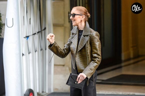 Céline Dion - Céline Dion acclamée par ses fans à la sortie du palace Royal Monceau à Paris. Céline Dion fait son grand retour sur scène à Paris avec une série de concerts exceptionnels à la Paris La Défense Arena du 12 septembre au 17 octobre 2026. Seize dates exclusives en septembre et octobre 2026, ainsi que dix dates en mai 2027, pour un spectacle qui s'annonce d'ores et déjà historique. Paris le31/08/2026.
© Agence / Bestimage