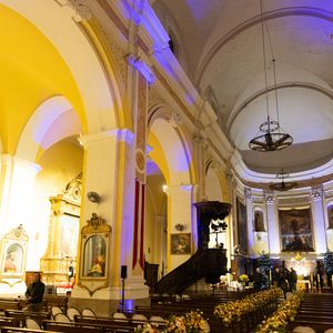 Exclusif - L'église de Saint-Tropez se prépare pour les obsèques de Brigitte Bardot, France, le 6 janvier 2026. Brigitte Bardot, figure emblématique du cinéma français et icône internationale, est décédée le 28 décembre 2025 à l'âge de 91 ans dans sa mythique propriété de La Madrague, à Saint-Tropez (France). Révélée au monde entier par son rôle dans "Et Dieu... créa la femme", elle avait contribué à faire de Saint-Tropez un lieu mondialement connu. L'actrice sera inhumée le 7 janvier 2026 au cimetière marin de Saint-Tropez, aux côtés de son père Louis Bardot (1896-1975) et de sa mère Anne-Marie Mucel (1912-1978). Une cérémonie religieuse se tiendra auparavant dans l'église de Saint-Tropez, où proches, personnalités et anonymes pourront lui rendre un dernier hommage.