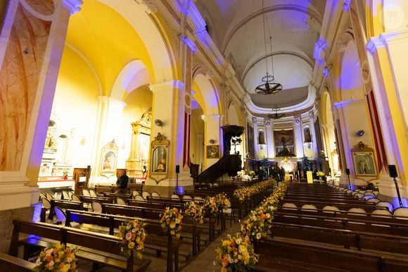 Exclusif - L'église de Saint-Tropez se prépare pour les obsèques de Brigitte Bardot, France, le 6 janvier 2026. Brigitte Bardot, figure emblématique du cinéma français et icône internationale, est décédée le 28 décembre 2025 à l'âge de 91 ans dans sa mythique propriété de La Madrague, à Saint-Tropez (France). Révélée au monde entier par son rôle dans "Et Dieu... créa la femme", elle avait contribué à faire de Saint-Tropez un lieu mondialement connu. L'actrice sera inhumée le 7 janvier 2026 au cimetière marin de Saint-Tropez, aux côtés de son père Louis Bardot (1896-1975) et de sa mère Anne-Marie Mucel (1912-1978). Une cérémonie religieuse se tiendra auparavant dans l'église de Saint-Tropez, où proches, personnalités et anonymes pourront lui rendre un dernier hommage.