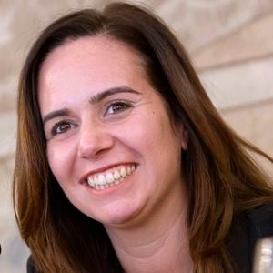 Aujourd'hui, elle est tête de liste de Sarah Knafo, candidate à la mairie de Paris, indique Paris Match.
Exclusif - Portrait de Sarah Knafo (députée européenne et candidate Reconquête à la mairie de Paris) lors d'un déjeuner débat du mouvement Ethic le 9 février 2026 © Cédric Perrin / Bestimage