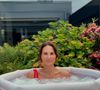 Elle a d'abord continué son travail d'hôtesse de l'air avant de changer de voie.

Laëtitia Bléger présente sa méthode sur Instagram.