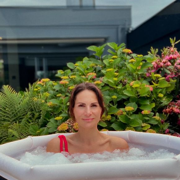 Elle a d'abord continué son travail d'hôtesse de l'air avant de changer de voie.

Laëtitia Bléger présente sa méthode sur Instagram.