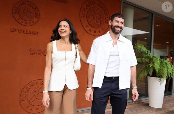 Sous le soleil printanier de la Porte d'Auteuil, loin des rings et de la pression de la compétition, le couple s'est affiché complice face aux photographes. 

Cyril Benzaquen et sa femme Amel - Les célébrités au photocall du village lors des Internationaux de France de Tennis de Roland Garros 2026. Paris, le 31 mai 2026. © Jacovides / Bestimage
