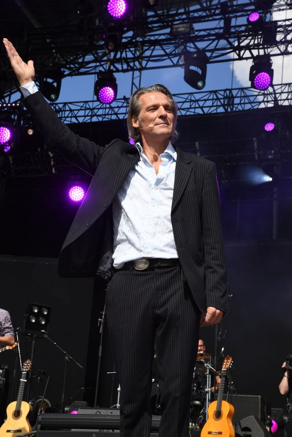 Yvan Le Bolloc'h chante lors du 3ème jour de la Fête de l'Humanité à la Courneuve le 17 septembre 2017.