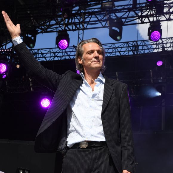 Yvan Le Bolloc'h chante lors du 3ème jour de la Fête de l'Humanité à la Courneuve le 17 septembre 2017.