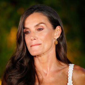 La reine Letizia d’Espagne séduit par son élégance et son maquillage toujours subtil et lumineux. 

Le roi Felipe VI et la reine Letizia d’Espagne, avec leurs filles la princesse Leonor et l'infante Sofia d'Espagne et la reine Sofia lors de la réception d'été annuelle au palais de Marivent à Majorque. LALO YASKY / BESTIMAGE