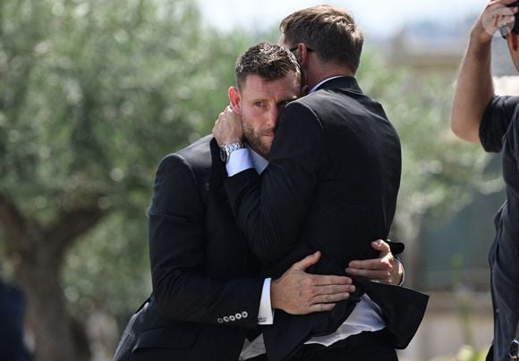 L'émotion était également présente pour James Milner, footballeur international, durant ces ultimes adieux.

James Milner après les funérailles de Diogo Jota et André Silva, célébrées à l'église Matriz de Gondomar, près de Porto. L'attaquant de Liverpool et de l'équipe du Portugal est décédé avec son jeune frère André Silva dans l'accident survenu à Zamora jeudi matin. Date de la photo : samedi 5 juillet 2025 © PA Photos/ABACA