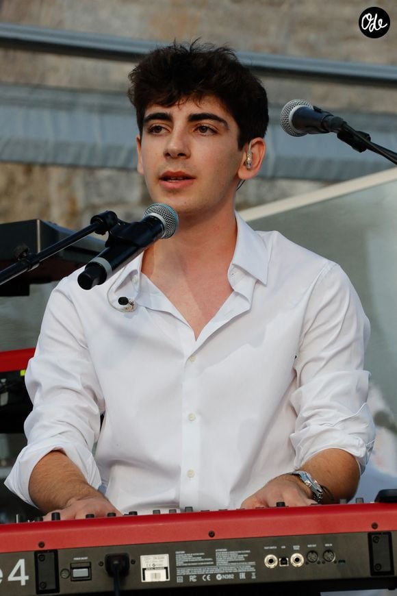 Léon Hesby, le fils de P.Bruel, se produit pour la première fois sur scène en France, au festival des Sables-d'Olonne.
Noël Carrier / Bestimage