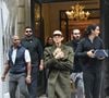 Après un retour triomphal sur scène malgré son combat contre la maladie, la diva québécoise s'accorde un repos bien mérité.

Céline Dion quitte l'hôtel "Royal Monceau" avec ses fils Nelson et Eddy et son chien après sa série de concerts à Paris le 19 octobre 2026. 

© Christian Liewig / Bestimage