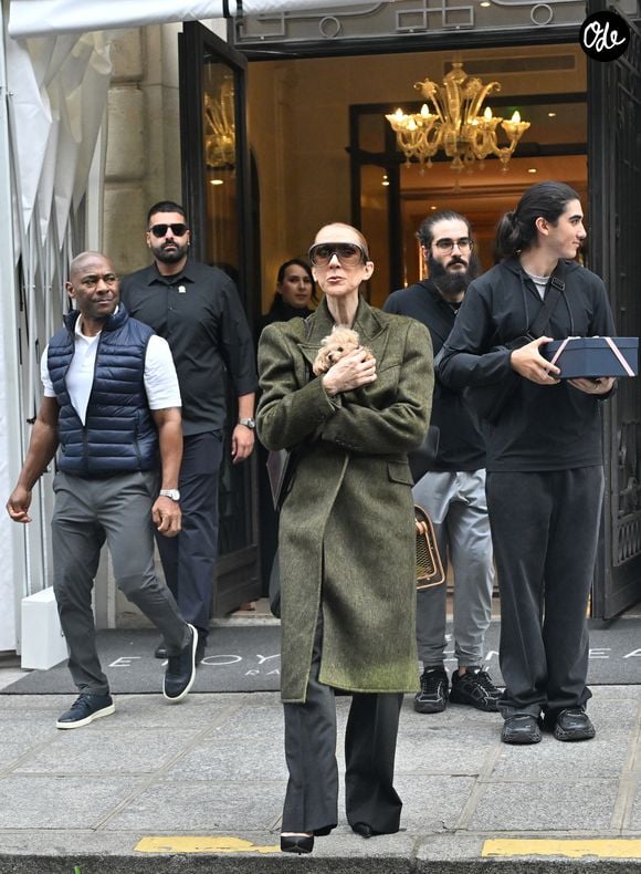 Après un retour triomphal sur scène malgré son combat contre la maladie, la diva québécoise s'accorde un repos bien mérité.

Céline Dion quitte l'hôtel "Royal Monceau" avec ses fils Nelson et Eddy et son chien après sa série de concerts à Paris le 19 octobre 2026. 

© Christian Liewig / Bestimage