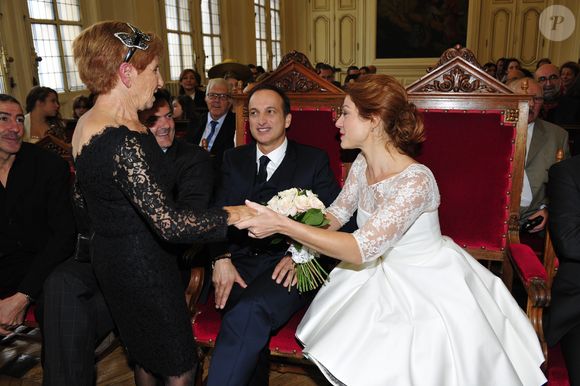 Exclusif - Michel Ferracci, sa mère Laurette Ciabrini, et son épouse Emilie Dequenne - Mariage de Michel Ferracci et Emilie Dequenne à la mairie du 10ème arrondissement, le samedi 11 octobre 2014 à Paris.  © Roberto Battistini / Bestimage