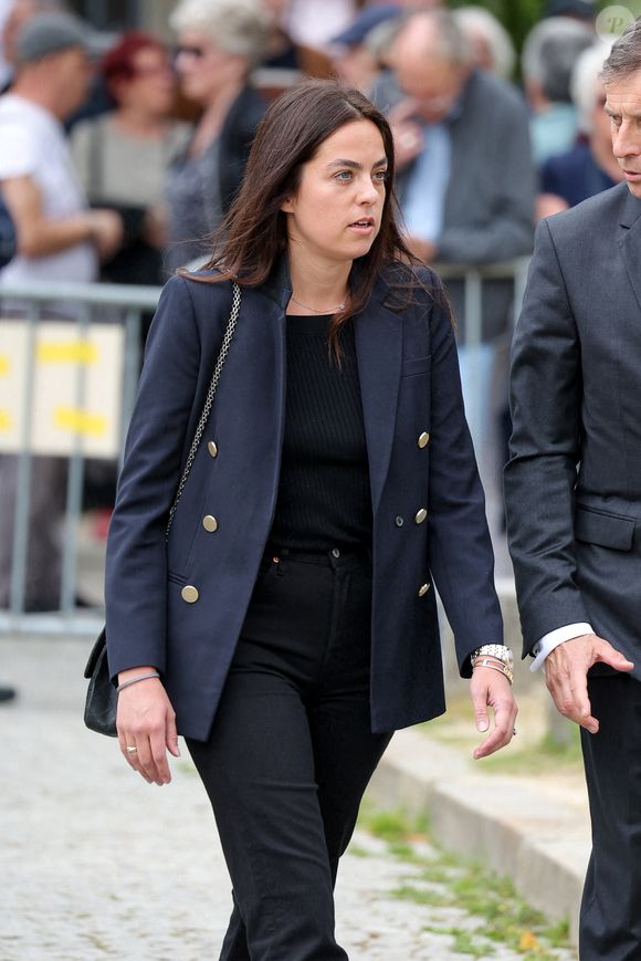 Anouchka Delon - Arrivées aux obsèques de l'auteure-compositrice-interprète et actrice française Françoise Hardy au crématorium du cimetière du Père-Lachaise à Paris, France, le 20 juin 2024. © Jacovides-Moreau/Bestimage