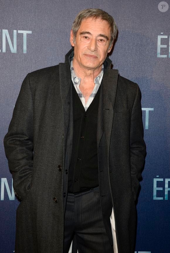 "Les autres faisaient la gueule à Thierry parce qu’il était parti dix jours avant et qu’eux étaient obligés de rester dans leur café-théâtre à jouer ça avec moi", a expliqué Gérard Lanvin, à "Allocine", lui qui avait été choisi pour le remplacer à l'époque.

Gérard Lanvin - Avant-première du film "Eperdument" au cinéma UGC Normandie à Paris le 29 février 2016. © Coadic Guirec/Bestimage