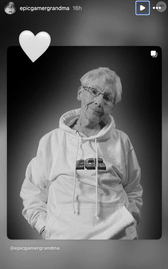 "Nous avons vu la femme la plus forte perdre peu à peu la parole", a écrit son petit-fils Culsans, évoquant à la fois la douleur et la fierté de toute une famille.


La tiktokeuse connue sous le pseudonyme d'Epic gamer grandma est morte à l'âge de 78 ans, le 21 décembre 2025 via Instagram @epicgamergrandma