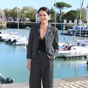 "J’ai perdu la personne que j’aimais le plus au monde d’un cancer et j’avais envie un jour de pouvoir en parler dans une fiction, c’est celle-ci qui m’a décidée à le faire", a-t-elle expliqué.
Sofia Essaidi - Photocall du téléfilm "Au Sein des Autres" (Compétition) lors de la 28ème édition du festival de la Fiction à la Rochelle, le 16 septembre 2026. © Denis Guigenbourg / Bestimage #