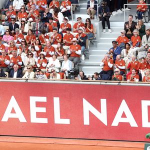 Rafael Nadal, Sebastian Nadal (son père), Ana Maria Parera (sa mère), Xisca Perello (sa femme), Rafael Junior (son fils) et Maria Isabel Nadal (sa soeur), et à leur gauche ; (1er rang) Carlos Costa, Toni Nadal, (2ème rang) Benito Perez Barbadillo et Carlos Moya - Hommage à Rafael Nadal et à ses 14 victoires sur la terre battue de Roland Garros lors des Internationaux de France de Tennis de Roland Garros 2025 - Jour 01 à Paris le 25 Mai 2025. 

© Bertrand Rindoff / Bestimage