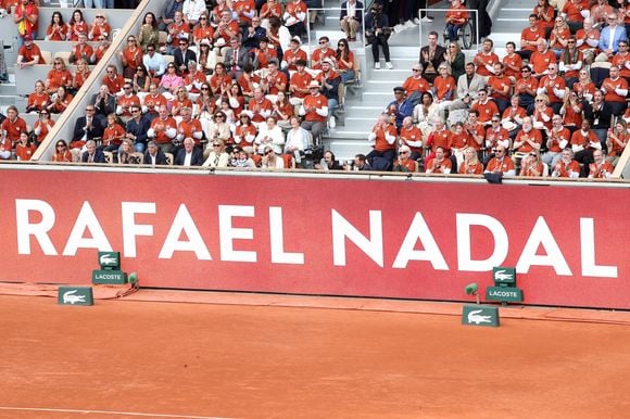 Rafael Nadal, Sebastian Nadal (son père), Ana Maria Parera (sa mère), Xisca Perello (sa femme), Rafael Junior (son fils) et Maria Isabel Nadal (sa soeur), et à leur gauche ; (1er rang) Carlos Costa, Toni Nadal, (2ème rang) Benito Perez Barbadillo et Carlos Moya - Hommage à Rafael Nadal et à ses 14 victoires sur la terre battue de Roland Garros lors des Internationaux de France de Tennis de Roland Garros 2025 - Jour 01 à Paris le 25 Mai 2025. 

© Bertrand Rindoff / Bestimage