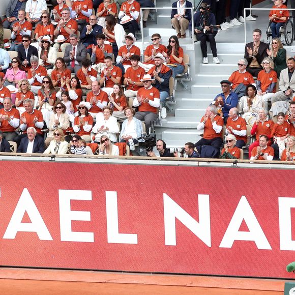 Rafael Nadal, Sebastian Nadal (son père), Ana Maria Parera (sa mère), Xisca Perello (sa femme), Rafael Junior (son fils) et Maria Isabel Nadal (sa soeur), et à leur gauche ; (1er rang) Carlos Costa, Toni Nadal, (2ème rang) Benito Perez Barbadillo et Carlos Moya - Hommage à Rafael Nadal et à ses 14 victoires sur la terre battue de Roland Garros lors des Internationaux de France de Tennis de Roland Garros 2025 - Jour 01 à Paris le 25 Mai 2025. 

© Bertrand Rindoff / Bestimage