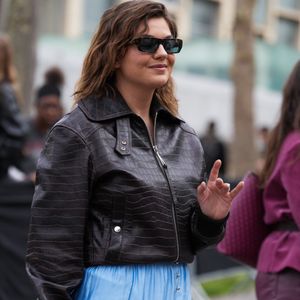 Malgré ses expériences, elle souhaite profiter pleinement de chaque instant avec Esmée.

Louane lors de la Fashion Week à Paris. © Lucia Sabatelli/Bestimage