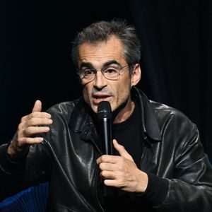Raphaël Enthoven lors de la soirée hommage "7 octobre - 2 ans après" en mémoire des victimes du 7 octobre et en soutien aux otages du Hamas à la salle Pleyel à Paris le 5 octobre 2025.

© Lionel Urman / Bestimage