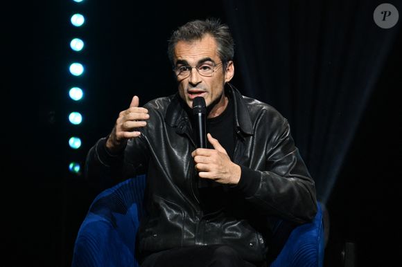 Raphaël Enthoven lors de la soirée hommage "7 octobre - 2 ans après" en mémoire des victimes du 7 octobre et en soutien aux otages du Hamas à la salle Pleyel à Paris le 5 octobre 2025.

© Lionel Urman / Bestimage